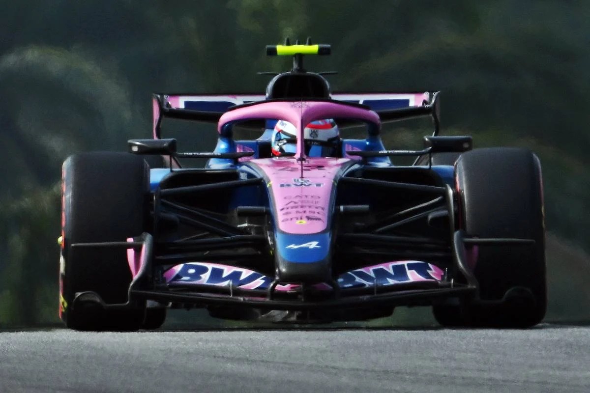 El monoplaza de Alpine en pista durante el fin de semana de competencia.