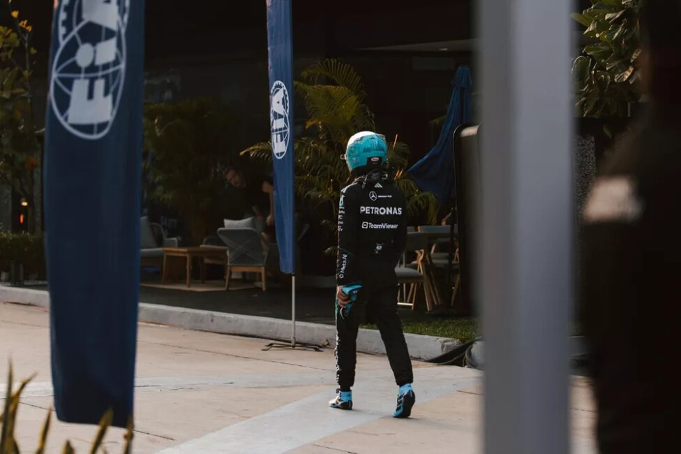 George Russell camina por el sector de boxes en el circuito de la Fórmula 1