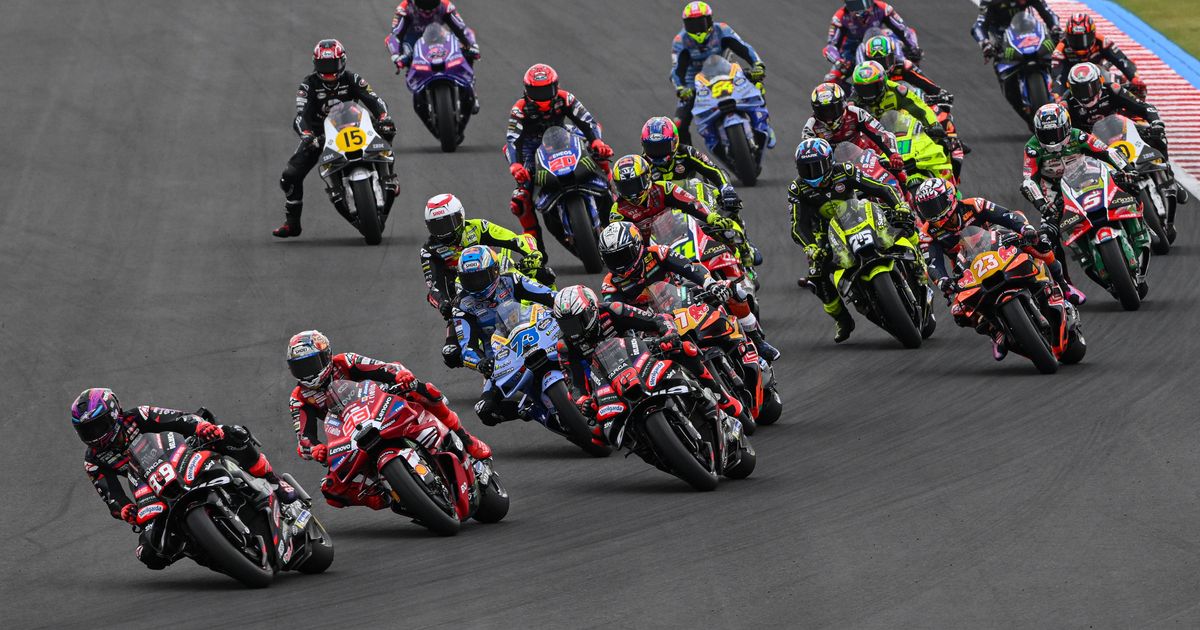 Grilla de competidores acelerando en el inicio de un Gran Premio de la categoría reina del motociclismo.