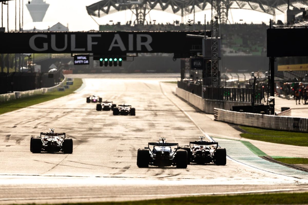 Monoplazas de Fórmula 1 acelerando en la recta principal de un circuito durante un fin de semana de Gran Premio.